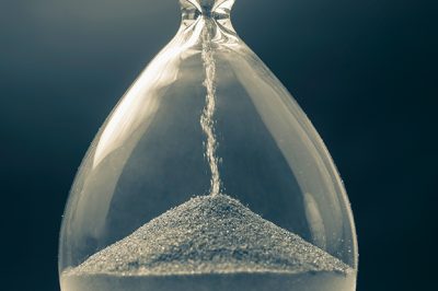 Discover the Secret: Why Does Sand in an Hourglass Suddenly Cease Flowing? Explained by Physicists
